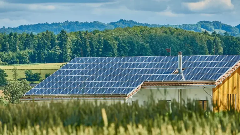 Dak volledig bedekt met zonnepanelen