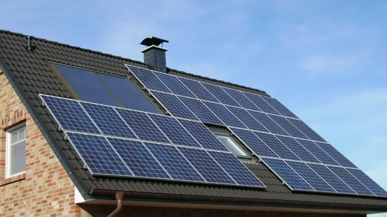 Zonnepanelen op het pannendak van een bakstenen woning